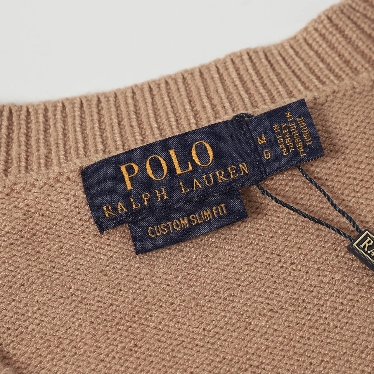P200 2025 Ralph Lauren #ootddailywear #Autumn-Winter Sweater #Knitted Sweater Outfit #ralph lauren sweater #Can be worn by both men and women [Star R] I finally waited until the Ralph men’s twist v-neck sweater was put on and it’s finally here! [Fireworks R][Fireworks R][Fireworks R] The hottest sweater [Celebration R] Limited edition every year. There won’t be many styles in the store! Ralph Lauren men's V-neck sweater [Fire R] has a really nice shape. It can be worn alone or as a jacket. It can be worn on the outside [Rose R] or worn with a shirt inside ~ 100% pure cotton #Practical wear,, style number, 8025. Color, original white, navy blue, khaki, gray, size S to XL to celebrate